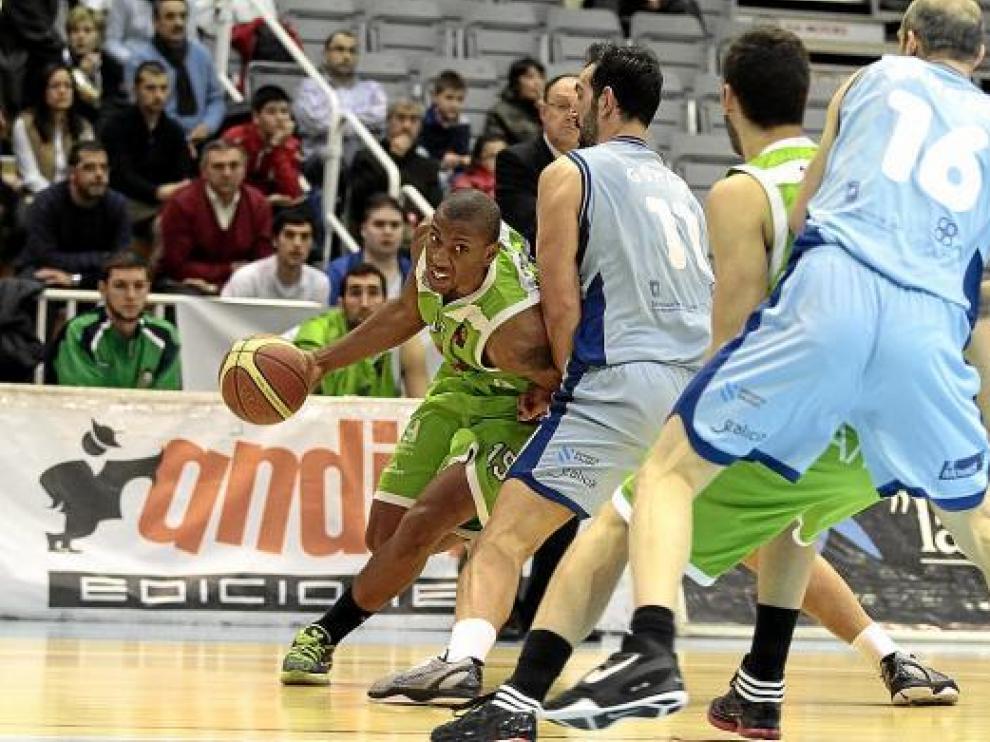 Franklin, durante la lucha por librarse de un jugador del Breogán.
