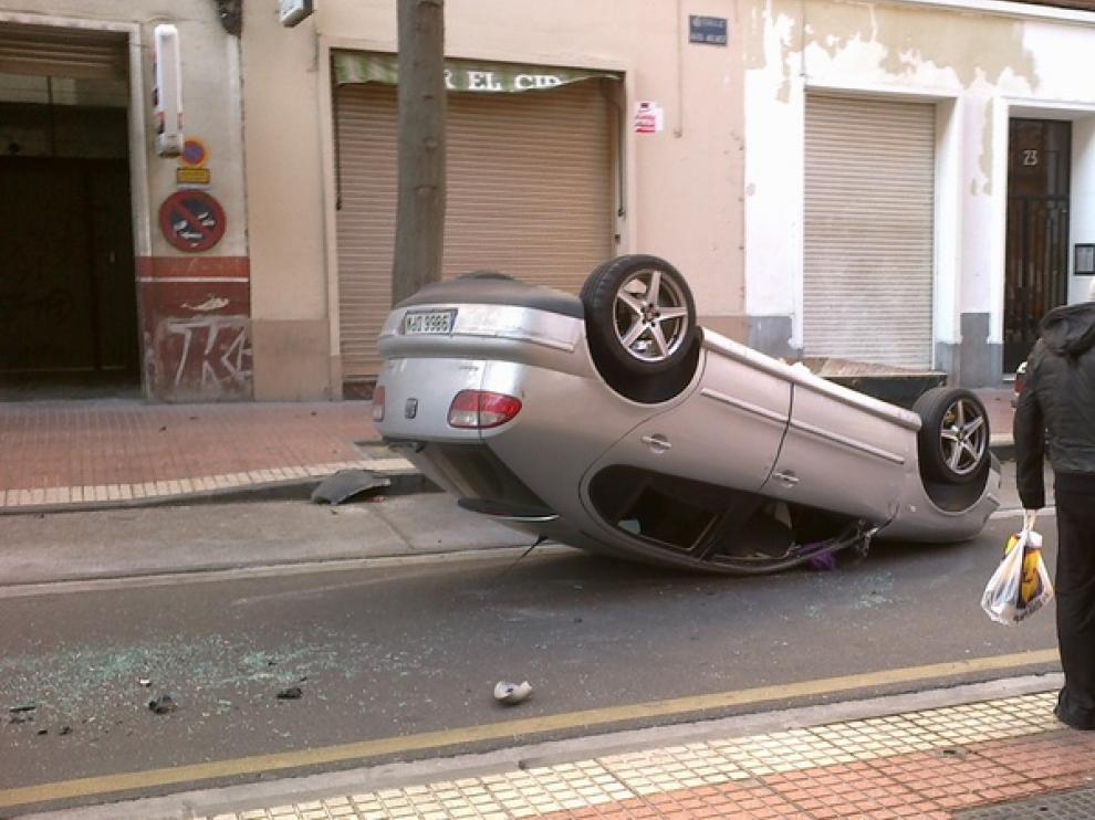 Imagen del vehículo volcado en la calzada