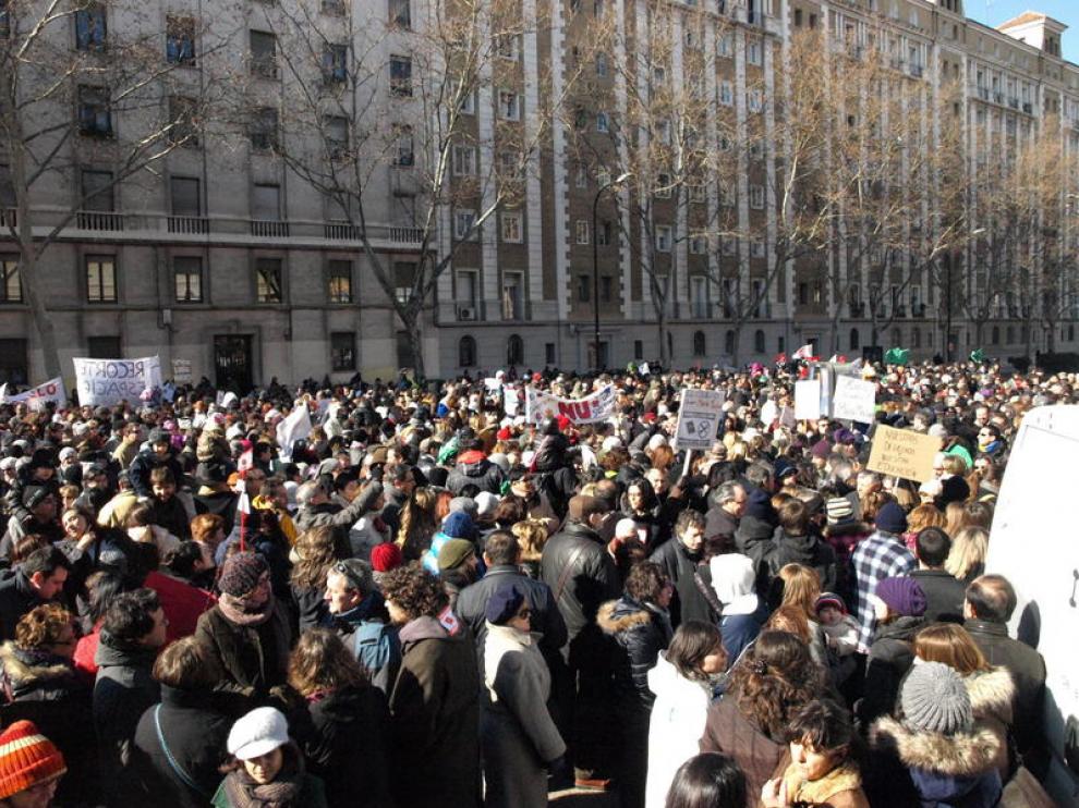 Miles de personas se concentran en defensa de la escuela pública