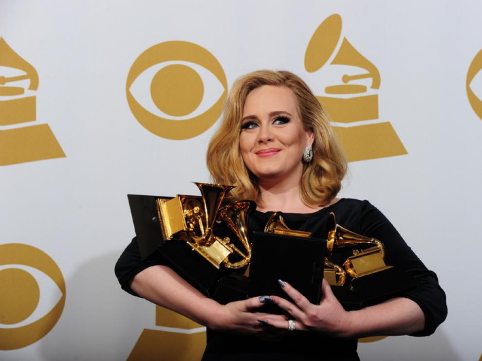 Adele con sus premios