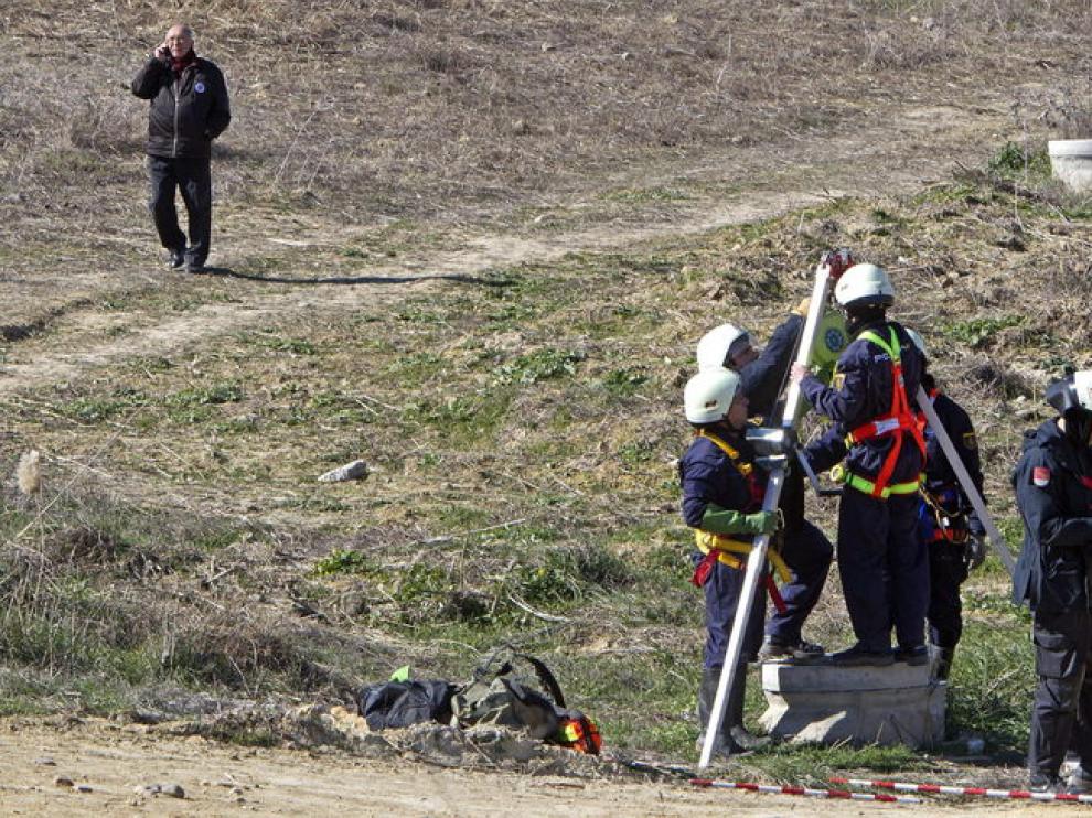 Varios policías rastrean un tramo de la Ruta del Agua en Camas