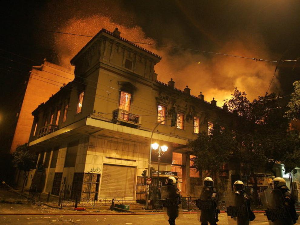 Los bomberos tratan de controlar el fuego en un edicifio de Atenas