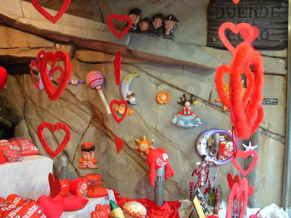 Escaparate de la tienda de regalos El Duende del Coso, decorada con motivos del día de los enamorados
