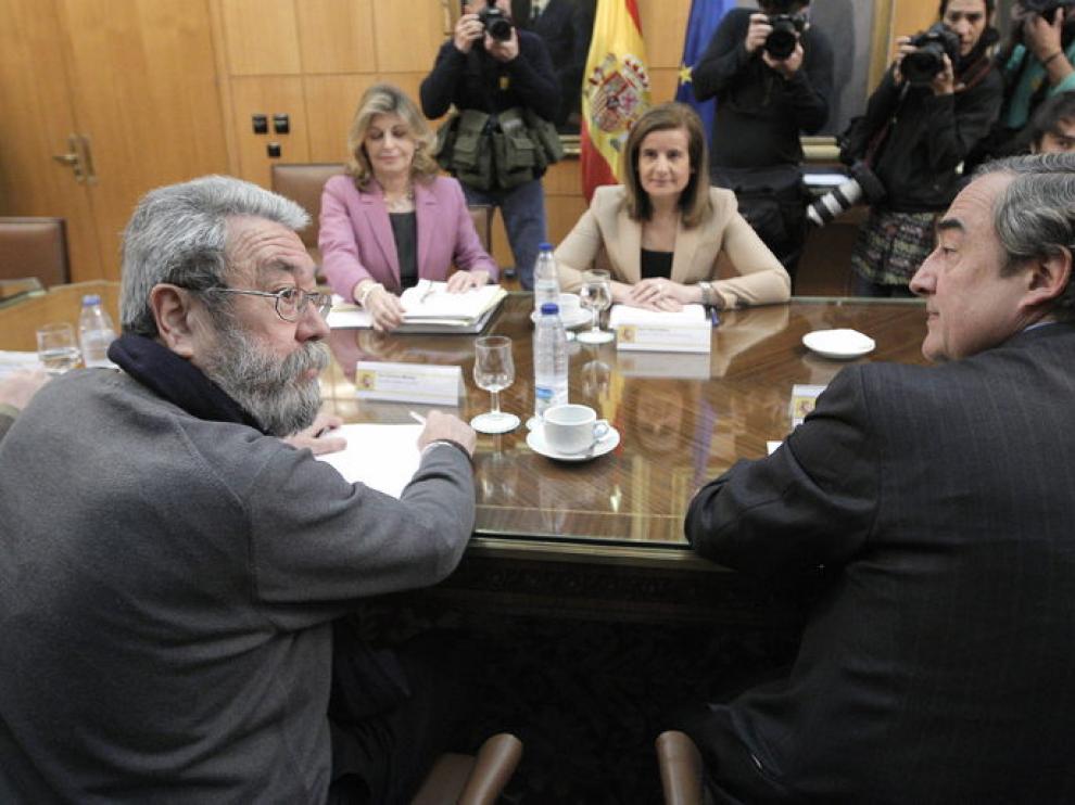 La ministra de Empleo y Seguridad Social, Fátima Báñez, reunida con patronal y sindicatos