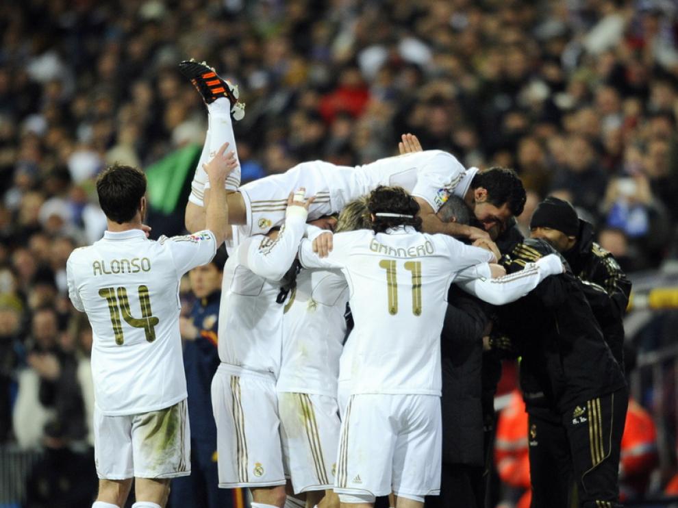 El equipo celebra la victoria.