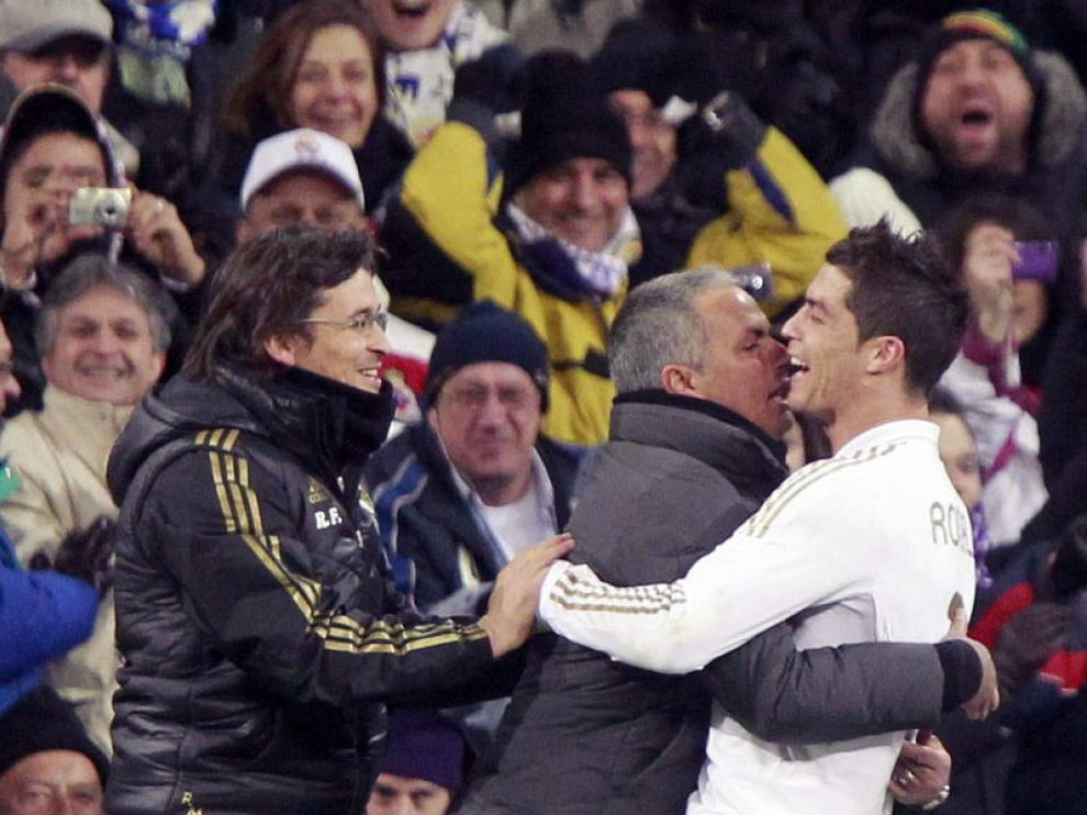 El jugador del Real Madrid, Cristiano Ronaldo, celebra la victoria con José Mourinho.