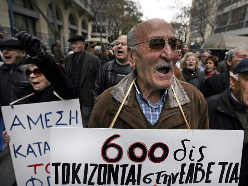 La población se manifiesta en contra de los recortes en Grecia.