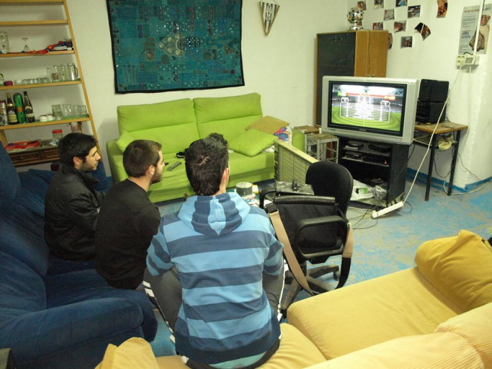 Víctor, Luis y Daniel comparten local con una decena de amigos