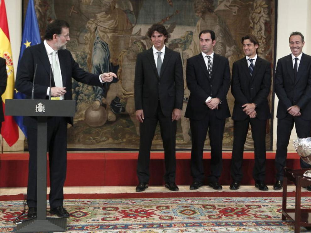 Rajoy, junto al anterior equipo español de Copa Davis