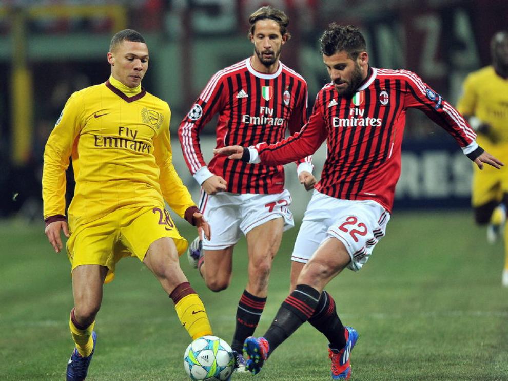 El jugador del Milán, Antonio Nocerino, disputa el balón con Kieran Gibbs, jugador del Arsenal.