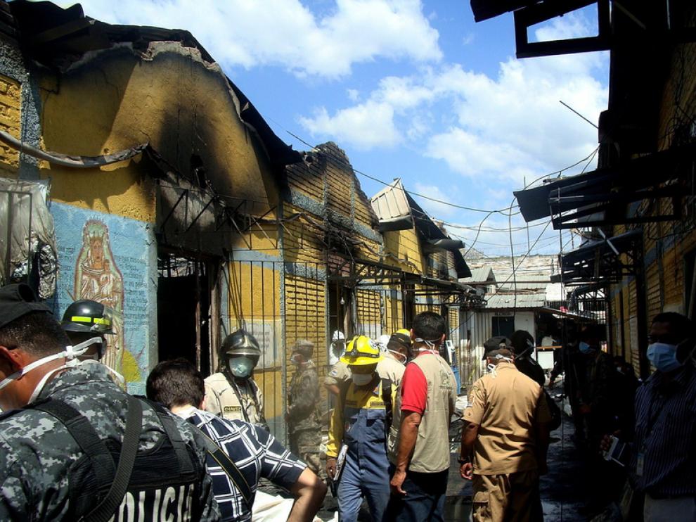 Personal forense y miembros de los Derechos Humanos en la cárcel de Comayagua.