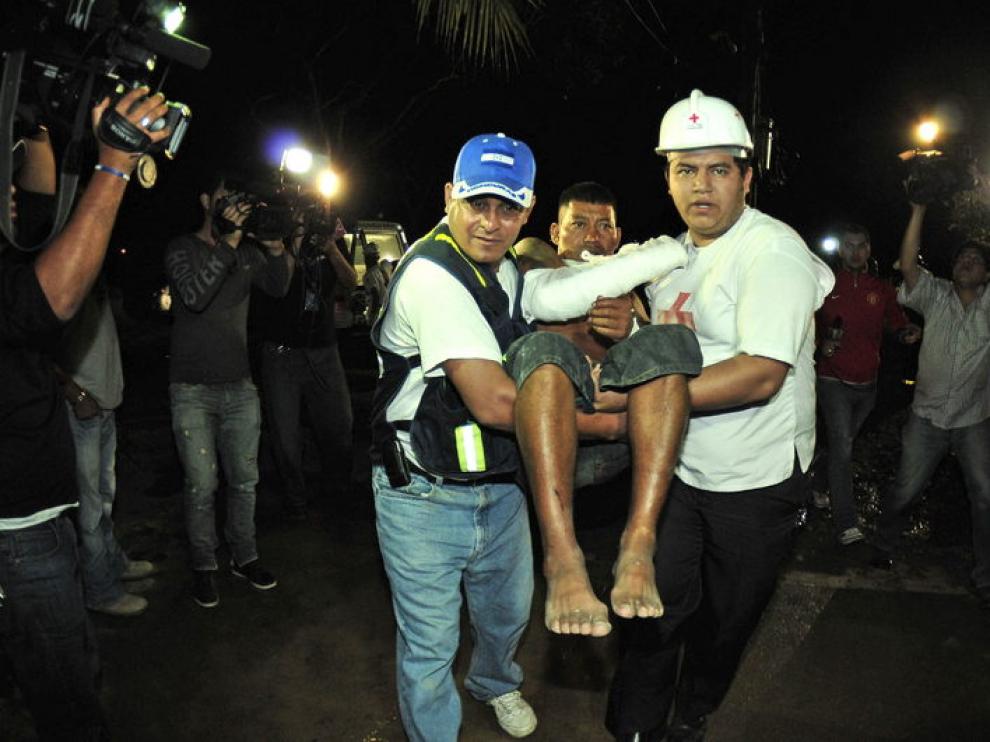 Trasladan a uno de los heridos en el incendio
