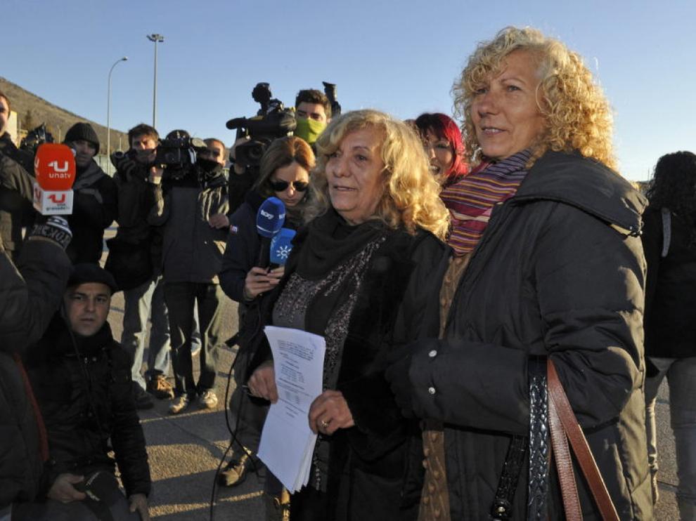 Sus hermanas le esperaban a las puertas de la prisión