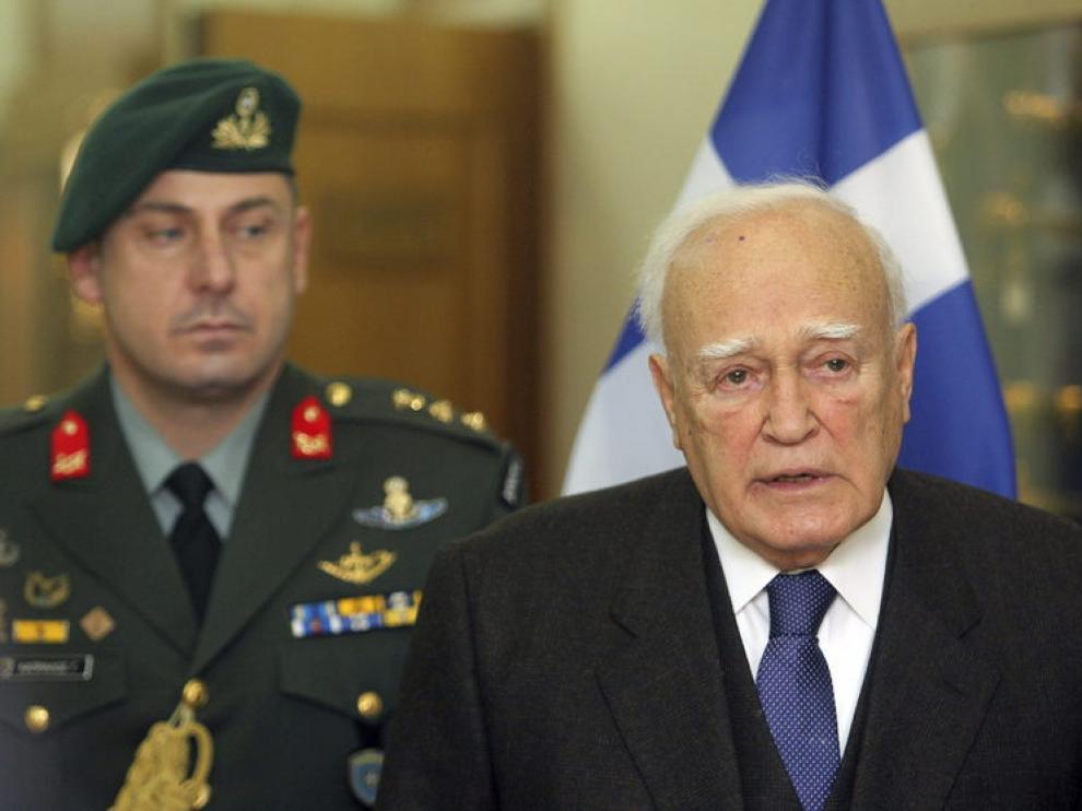 El presidente griego Kakolos Papoulias comparece ante los medios.