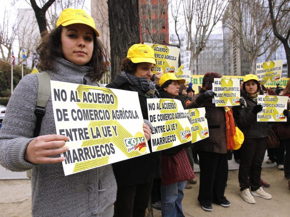 Agricultores españoles se manifiestan ante la sede de la Comisión Europea en Madrid.