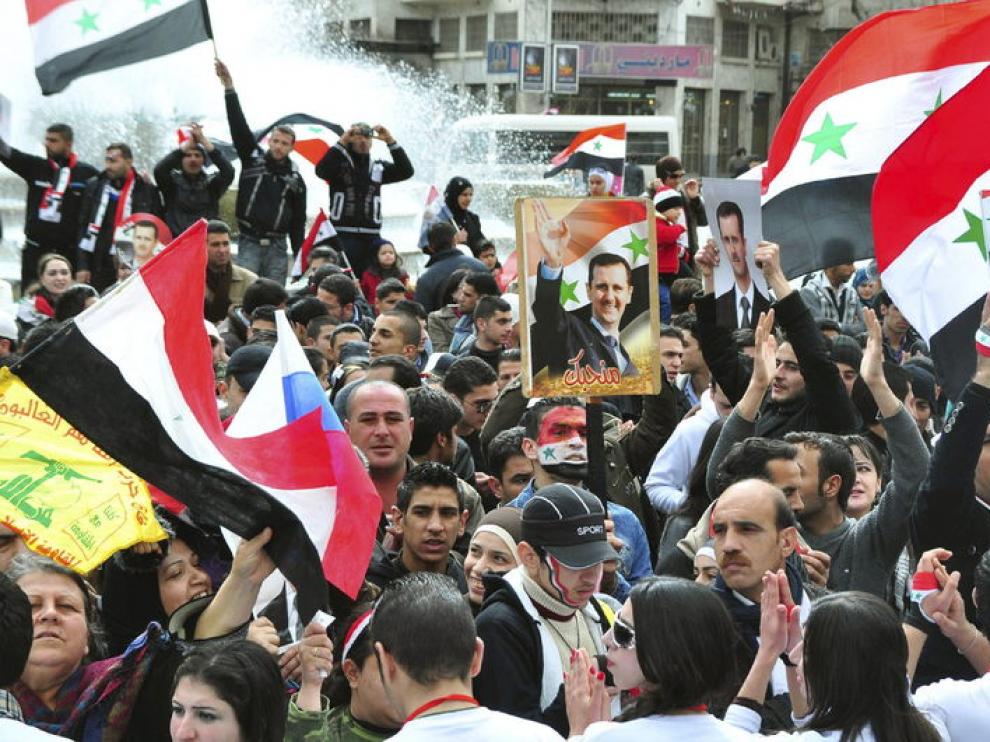 Una multitud pro-gobierno durante una manifestación en apoyo de Bashar al Assad.