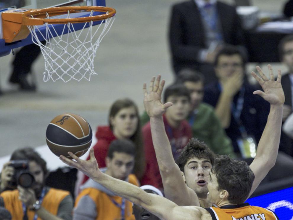 El escolta del Fuenlabrada, Kirk Penney, intenta marcar canasta ante el croata, Ante Tomic.