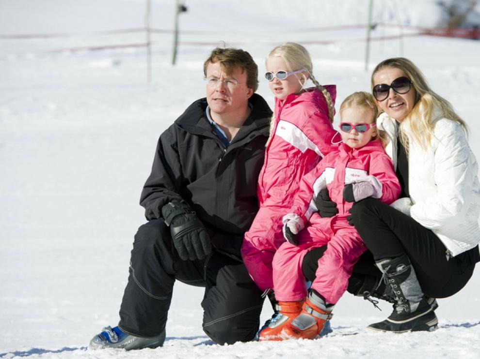 El príncipe con su familia en la nieve