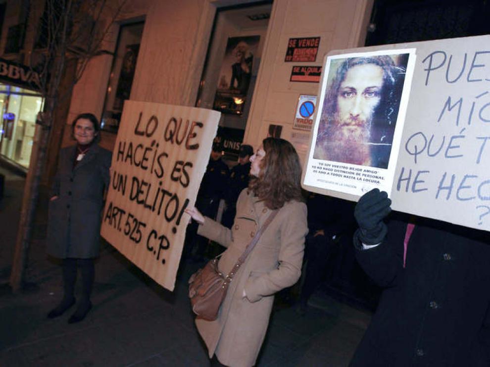 Estos son algunos de los lemas difundidos durante la protesta convocada frente a la Fresh Gallery de Madrid.