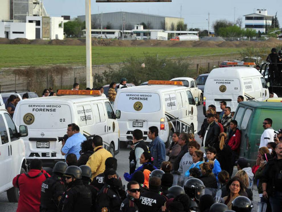 Los familiares de los presos se agolpaban a las puertas de la prisión esperando noticias