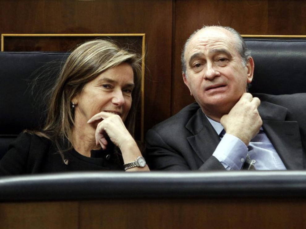 El Ministro de Interior, Jorge Fernández Díaz, conversa con Ana Mato, Ministra de Sanidad.