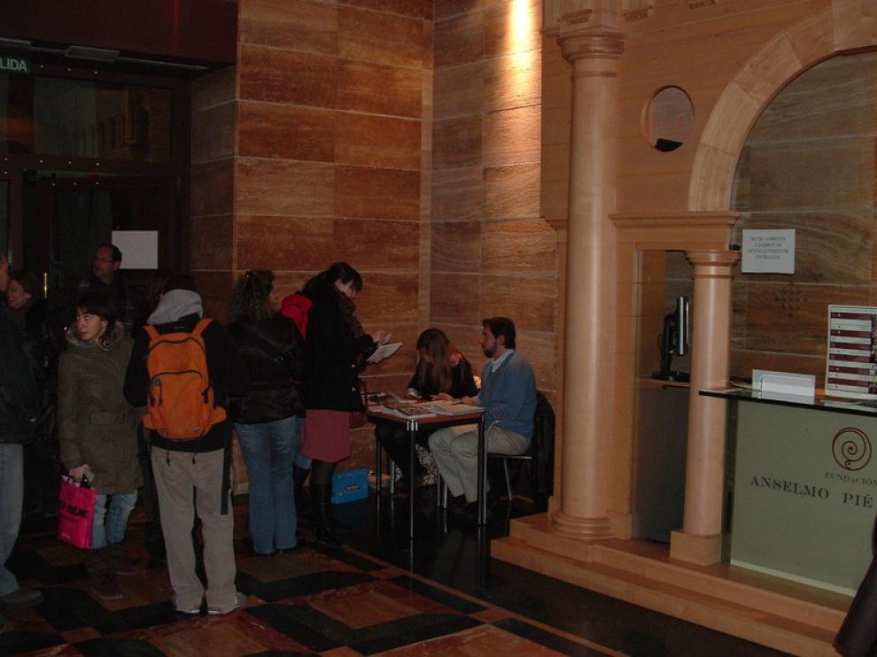 Los espectadores hacen cola en el vestíbulo del Teatro Olimpia antes de la proyección.