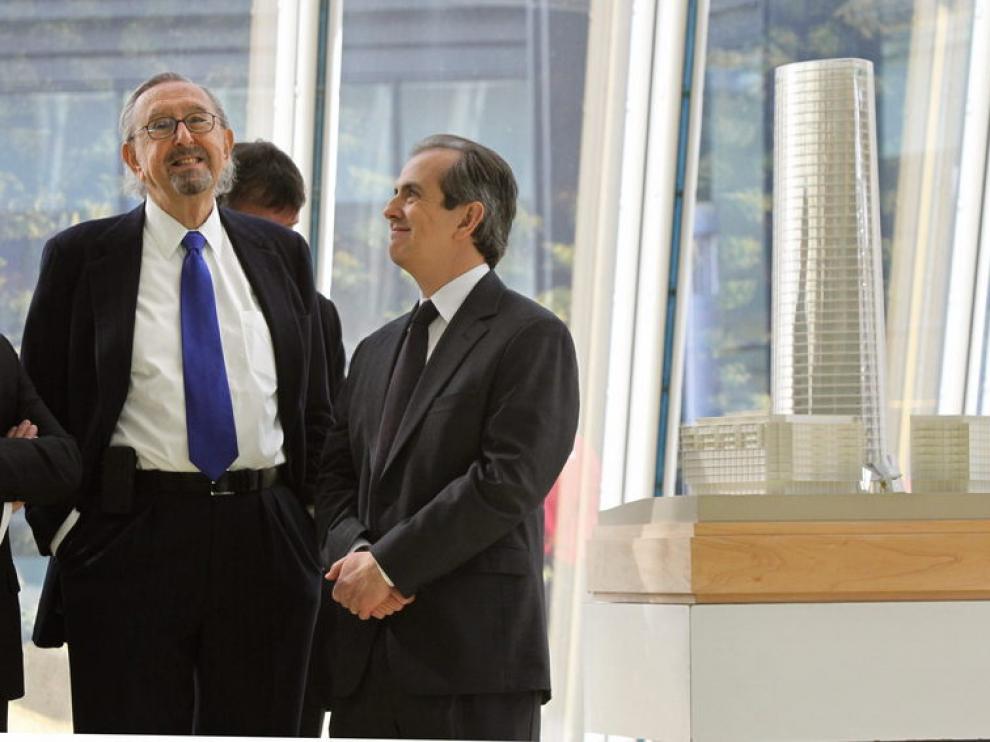 Cesar Pelli junto a la maqueta de la torre
