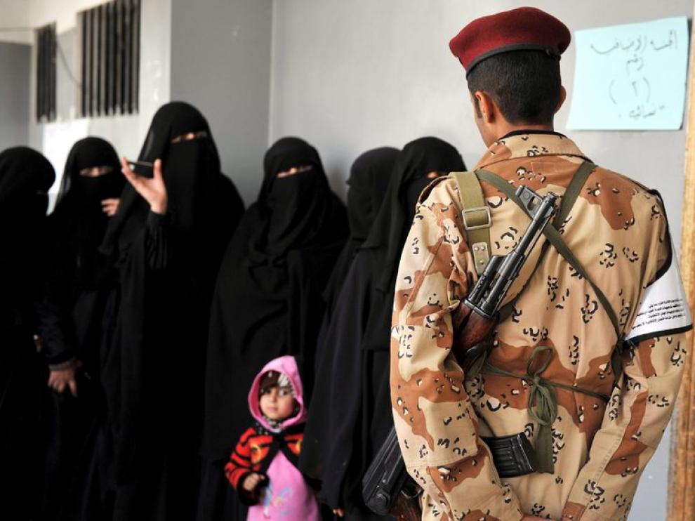 Los yemeníes hacen cola para votar