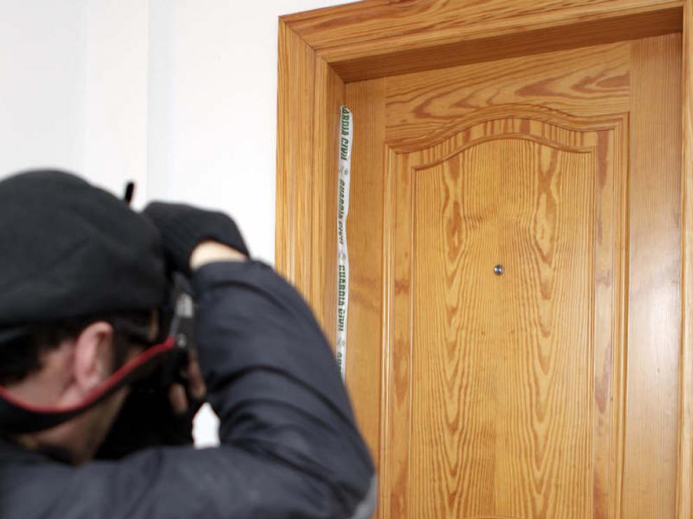 Puerta del domicilio donde se han encontrado los cuerpos