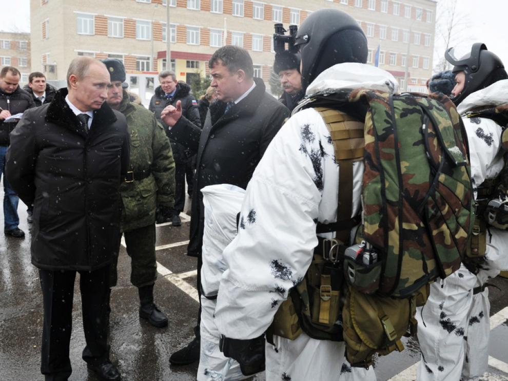 Putin pasa revista