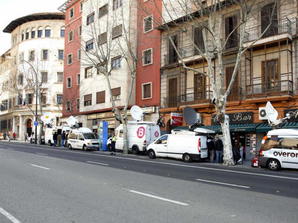 Despliegue informativo en las puertas del juzgado de Palma