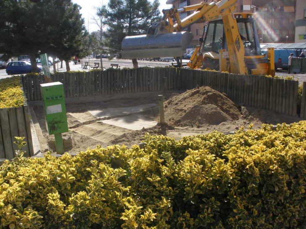 Proceso de limpieza del 'pipican' de la plaza Europa.