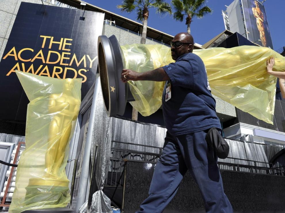 Continúan los preparativos horas antes de que dé comienzo la gala de los Oscar.