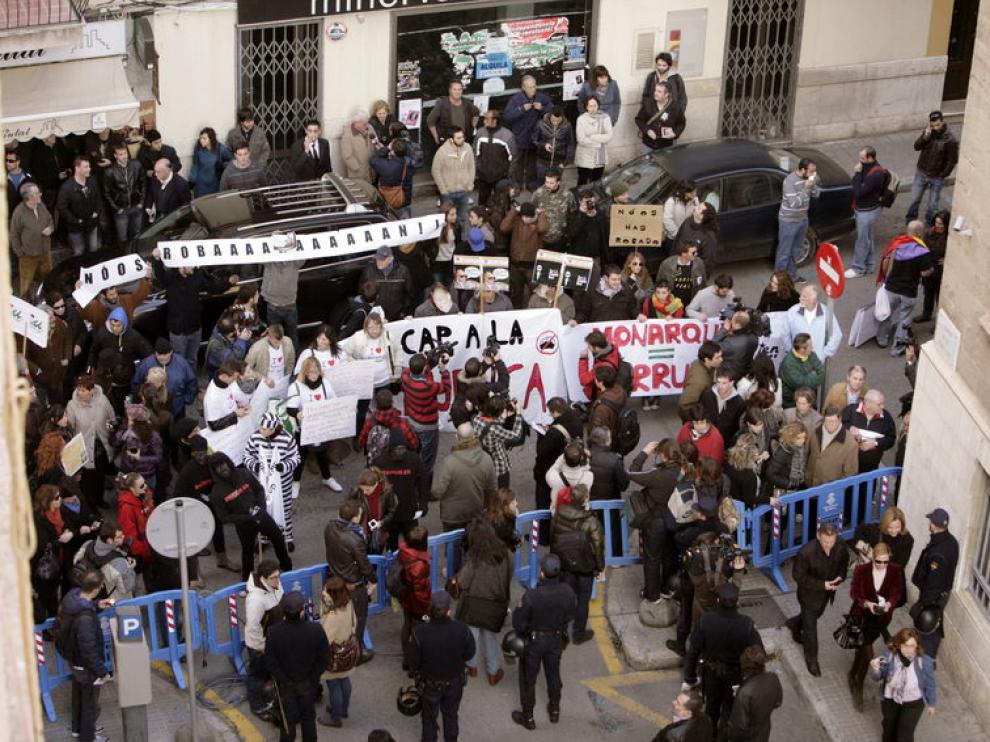 Asepcto de la entrada a los juzgados de Palma, a la espera de la llegada de Urdangarin