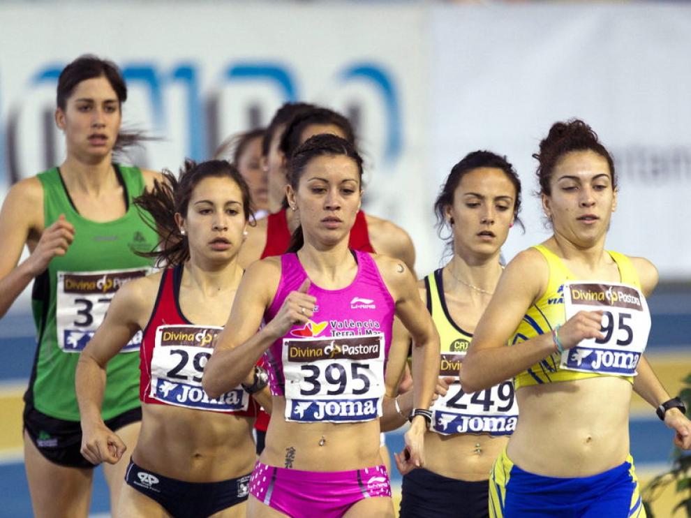 Isabel Macías (3d) durante la semifinal de los 1.500 metros disputada este sábado