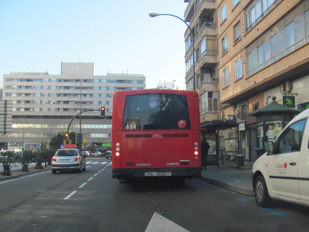 La línea 22, en la parada de la plaza de Roma