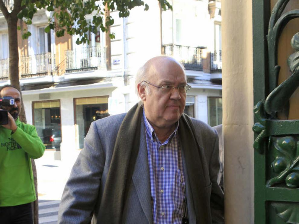 El director de cine, José Luis Cuerda, llega a la sede de la SGAE para asistir a la reunión de la junta directiva.