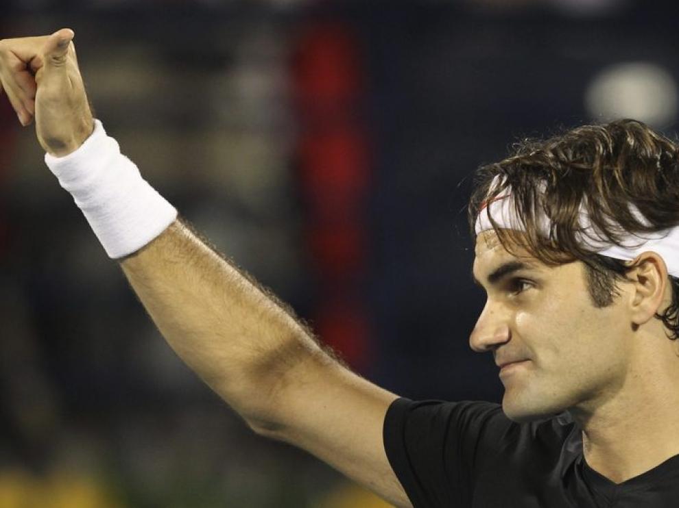 Federer celebra el triunfo ante el tenista Michael Llodra.