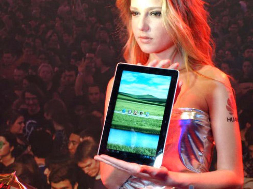 Una modelo muestra el nuevo Huawei MediaPad 10.