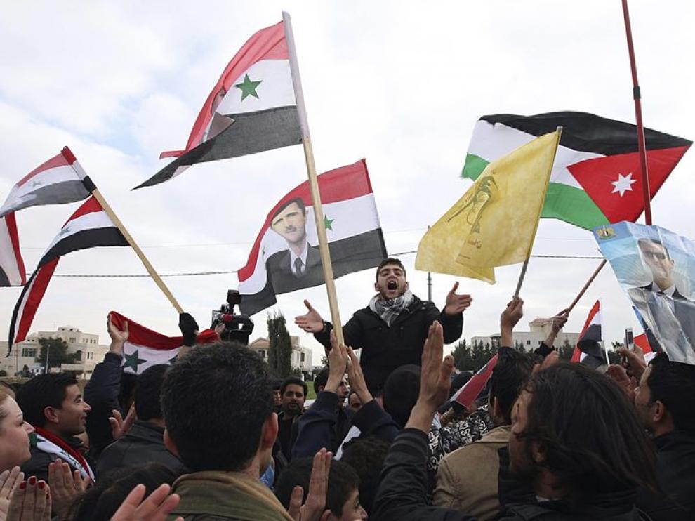 Sirios residentes en Jordania se manifiestan a favor del presidente sirio Bashar al-Assad
