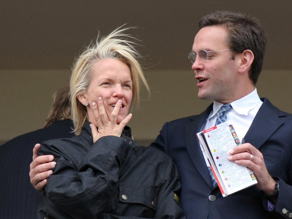 James Murdoch junto a su hermana