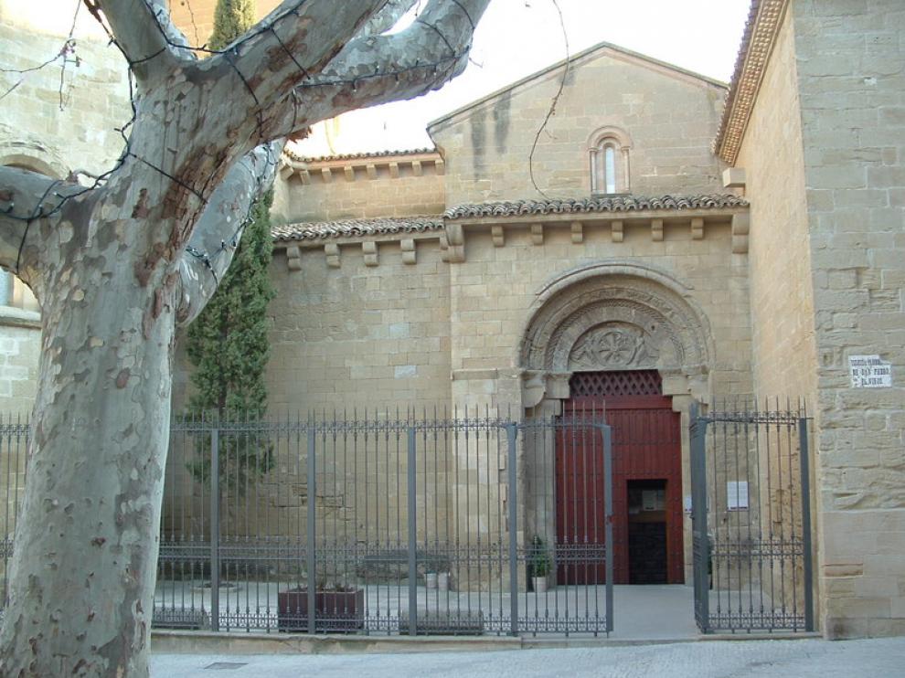 El itinerario patrimonial incluye la plaza de San Pedro, en cuya iglesia se encuentra el sepulcro de Ramiro El Monje