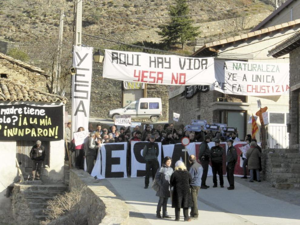 Protesta de los vecinos de Artieda contra las obras de Yesa