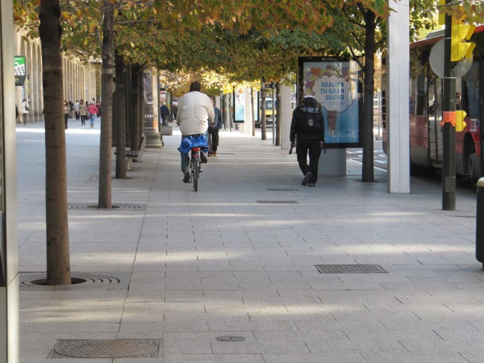 Una bici, en el paseo de la Independencia