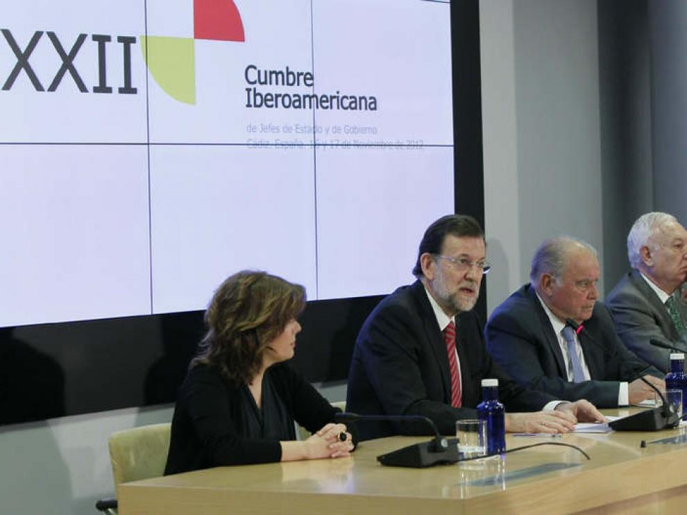 El presidente del Gobierno, Mariano Rajoy (2i), acompañado por la vicepresidenta Soraya Sáenz de Santamaría, el ministro de Asuntos Exteriores, José Manuel García Margallo
