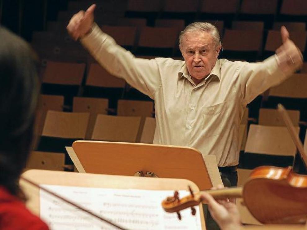 El genial compositor, durante un ensayo