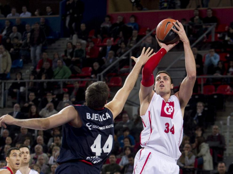 El jugador del CAI, Pablo Aguilar, salta a canasta ante la defensa del serbio, Nemanja Bjelica.