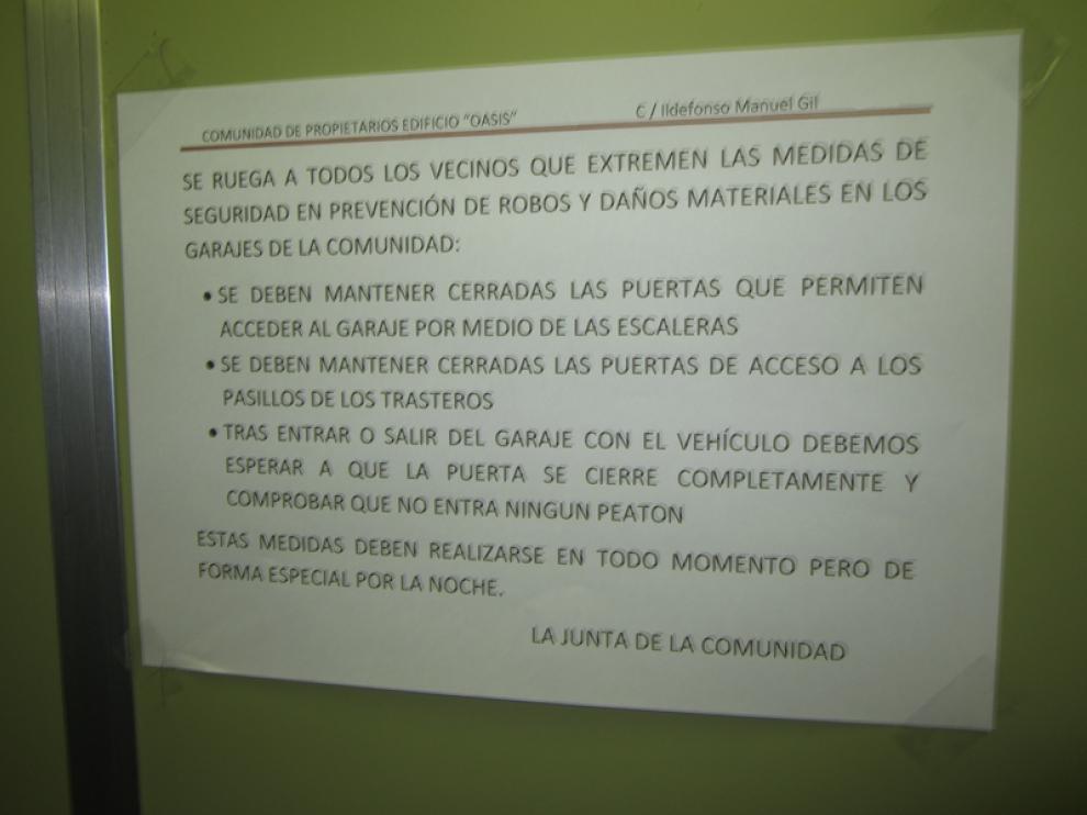 Uno de los carteles que se han colocado en los ascensores