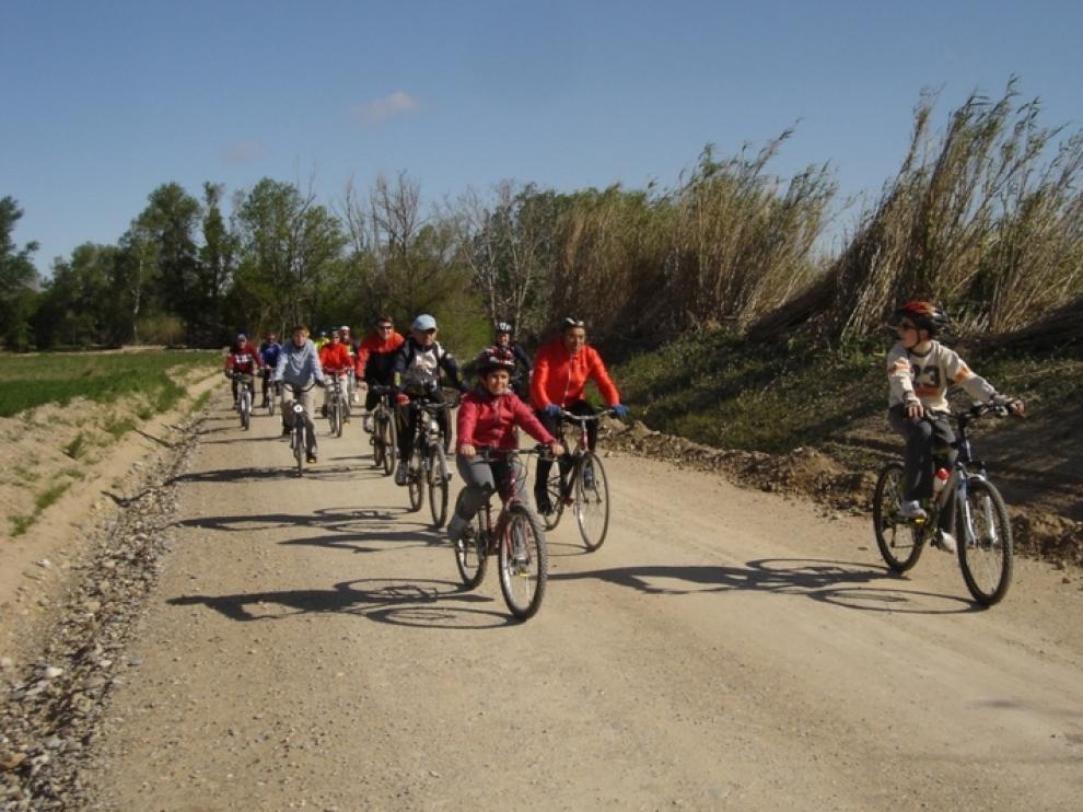 Paseo en bici junto al Ebro en Zaragoza