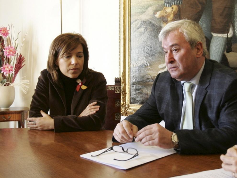 Imagen de Gustavo Alcalde junto a Ana Alós.